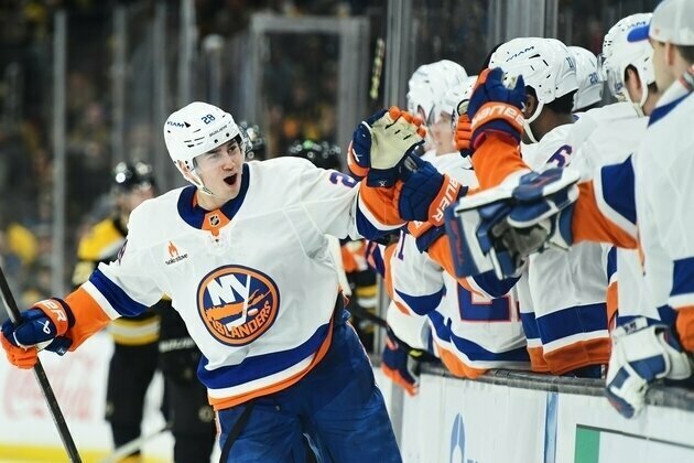 Islanders snap skid while handing Bruins fifth straight loss