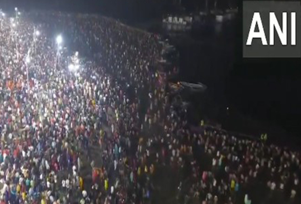 Maha Kumbh: Sea of devotees arrive at Triveni Sangam on last 'Snan' of Maha Shivaratri