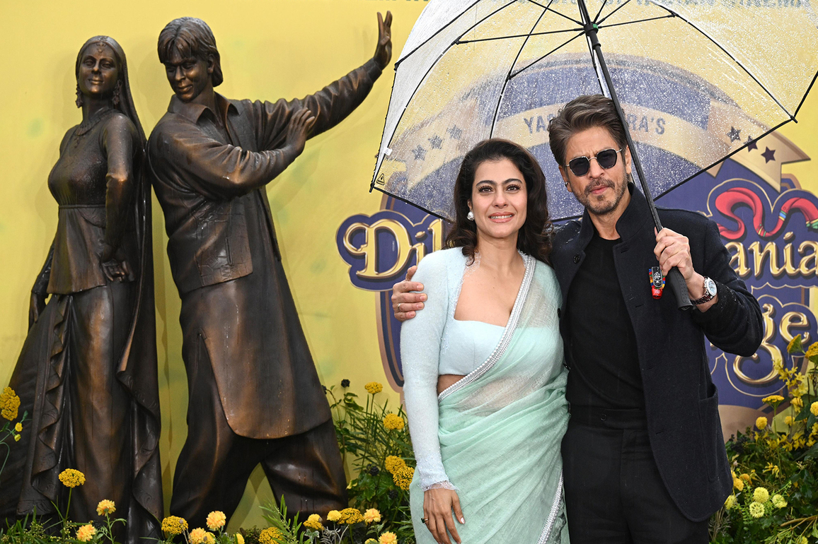 "Bade Bade Deshon Mein...," says SRK as he unveiled 'DDLJ' statue with Kajol in London