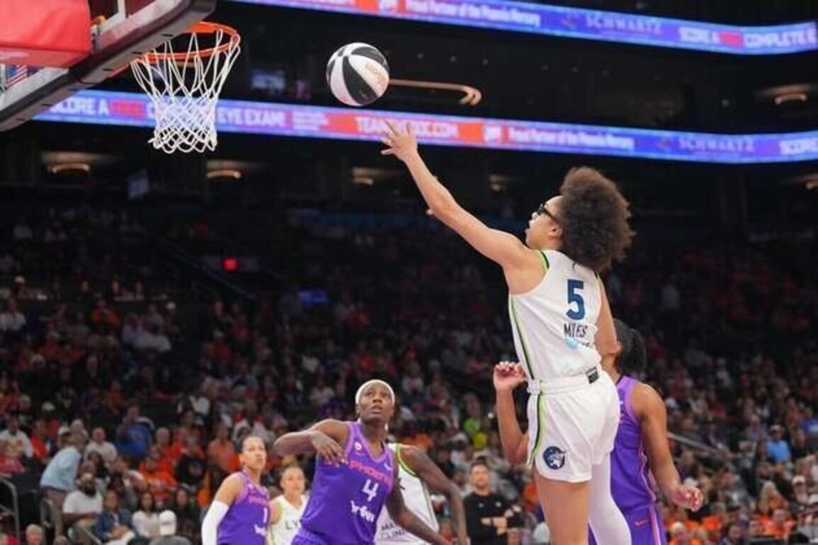 Courtney Williams pours in 30 as WNBA-best Lynx thrash Mercury