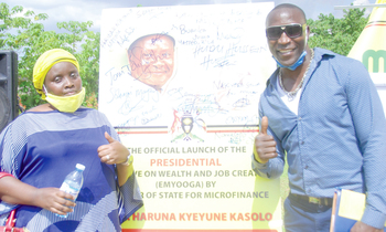 Zebra ku (ddyo) ne Madiina Nsereko kamisona w’ebyettaka ku mukolo ogumu gye buvuddeko. Zebra ku (ddyo) ne Madiina Nsereko kamisona w’ebyettaka ku mukolo ogumu gye buvuddeko.