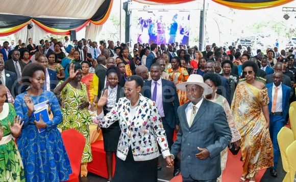 Pulezidenti Museveni ne mukyala we Janet nga batuuka. Pulezidenti Museveni ne mukyala we Janet nga batuuka.