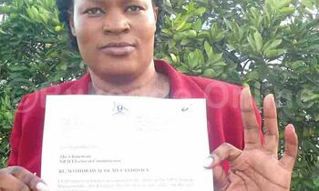Nantaba lwe yalaga ekiwandiiko kye yafulumya ng’asazizzaamu okuvuganya ku tikiti ya NRM. Nantaba lwe yalaga ekiwandiiko kye yafulumya ng’asazizzaamu okuvuganya ku tikiti ya NRM.