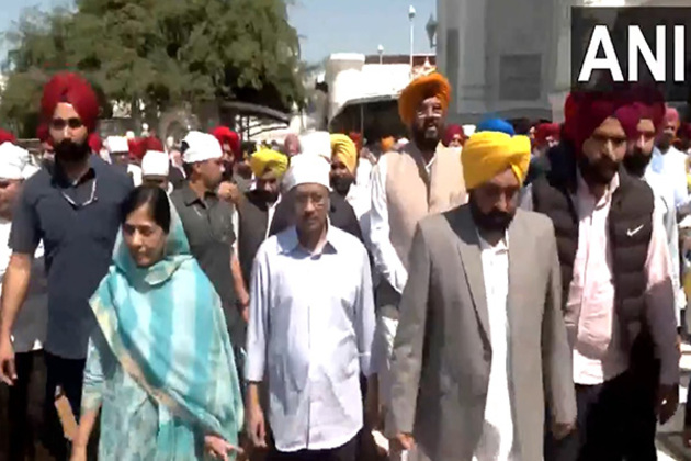 Punjab: AAP national convenor Arvind Kejriwal offers prayers at Golden Temple