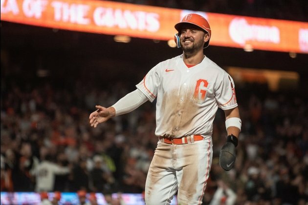 Giants' playoff pursuit continues against surging Diamondbacks