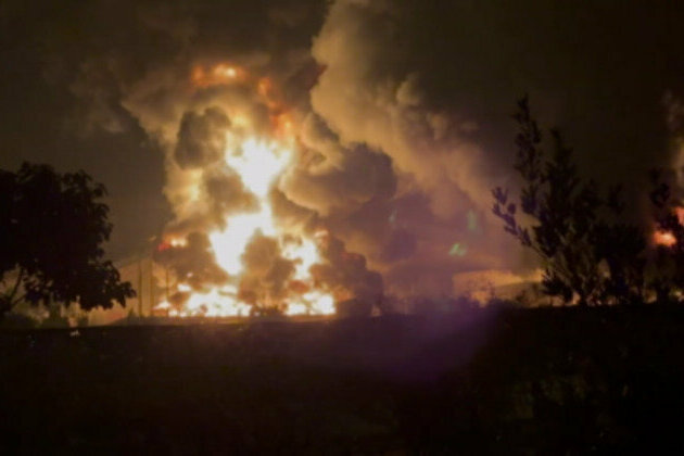 Huge blaze after Israel strikes oil depot in Tehran (VIDEOS)