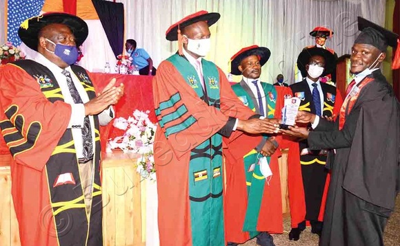 Minisita Kiyimba, Noah Kiyimba ng’akwasa omuyizi Andrew Maseruka eyasinze banne ku ttendekero lya Universal Institute Of Graphics & Technology Ku Sharing Hall e Nsambya. Minisita Kiyimba, Noah Kiyimba ng’akwasa omuyizi Andrew Maseruka eyasinze banne ku ttendekero lya Universal Institute Of Graphics & Technology Ku Sharing Hall e Nsambya.