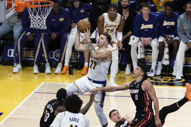 (SP)U.S.-LOS ANGELES-BASKETBALL-NBA-LAKERS VS HEAT