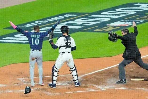 Mariners club 3 homers, push Tigers to brink of elimination