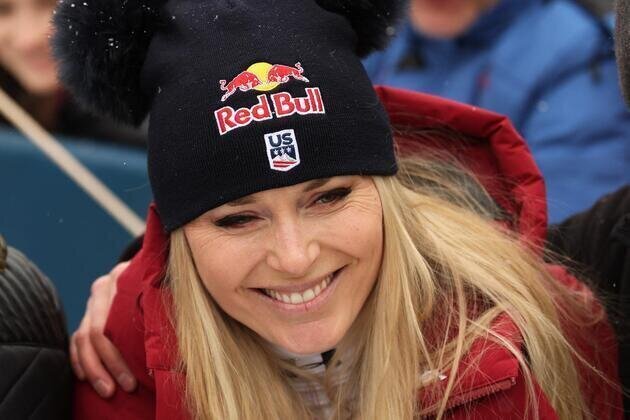 Lindsey Vonn crashes, limps away at final pre-Olympics run