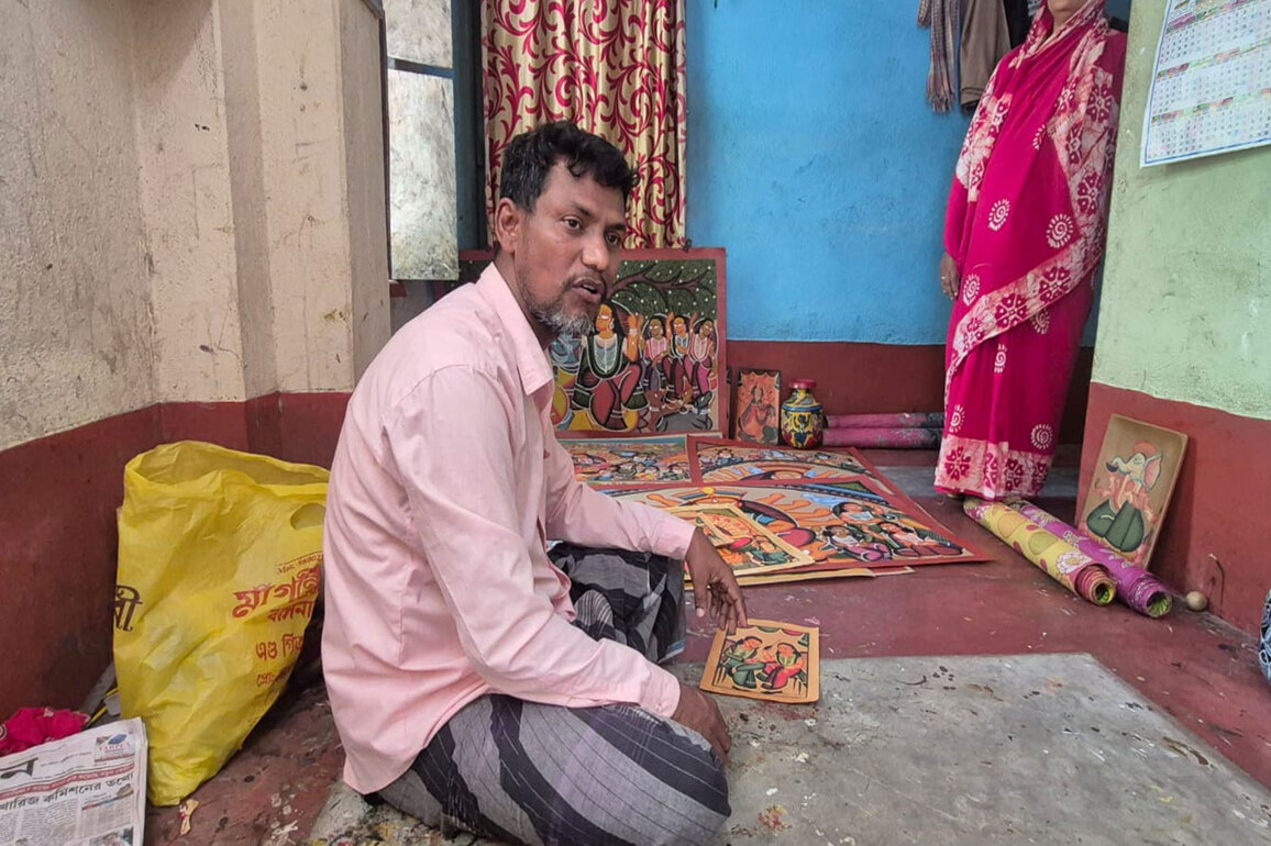 West Bengal: Muslim couple narrates Krishna Leela, Ramayan through unique style of drawing and song