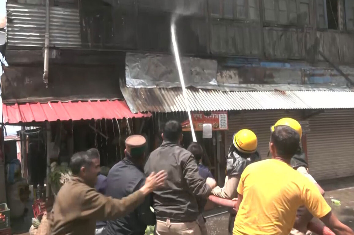 Fire damages shop near HP Secretariat in Chotta Shimla; Prompt response prevents spread
