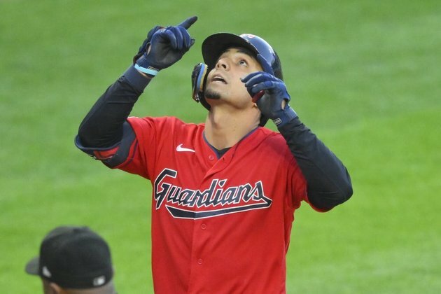 White Sox look to forget drubbing as they face surging Guardians