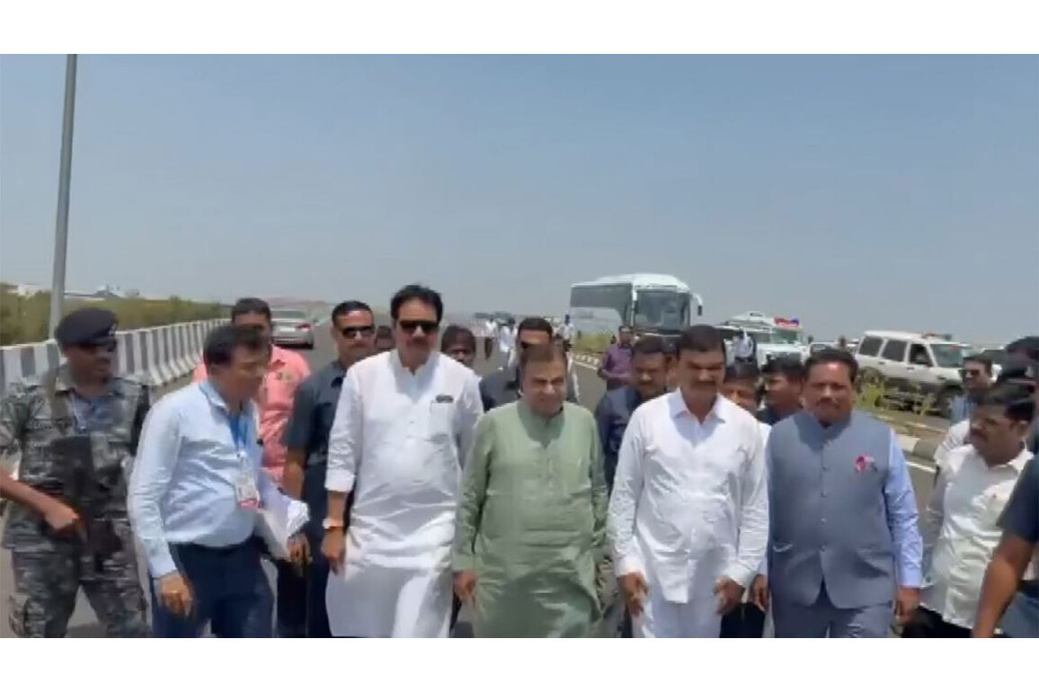 Union Minister Nitin Gadkari inspects Sant Tukaram and Sant Dnyaneshwar Palkhi Marg projects