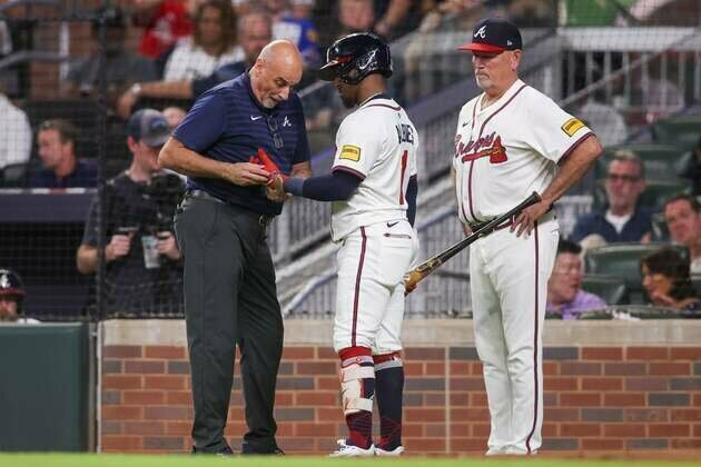 Braves' Ozzie Albies breaks bone in left hand