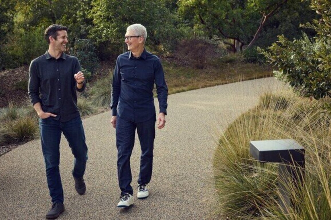 Tim Cook stepping down as Apple CEO
