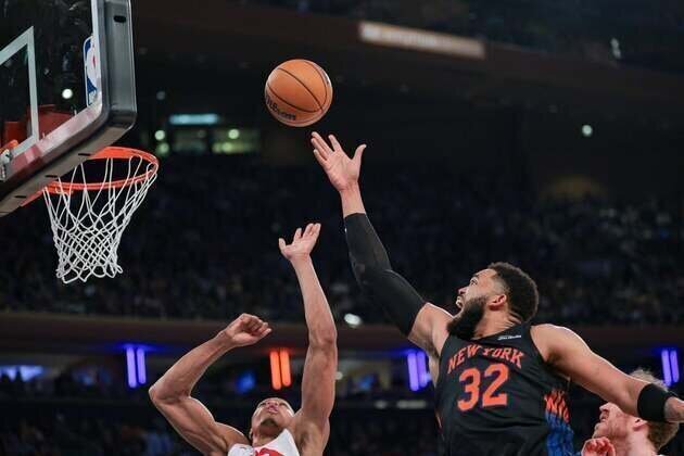 Knicks rout Raptors, wrap up East's No. 3 seed