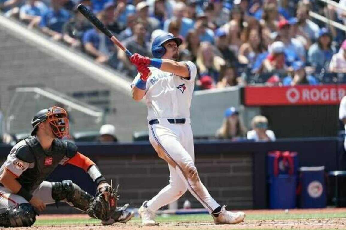 Blue Jays sweep Giants, tie home winning streak mark