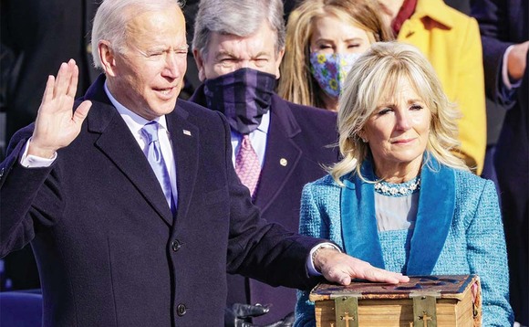 Biden ng’alayira ate mukyala we Jil y’akutte Babiyibuli ewezezza emyaka 127. Biden ng’alayira ate mukyala we Jil y’akutte Babiyibuli ewezezza emyaka 127.