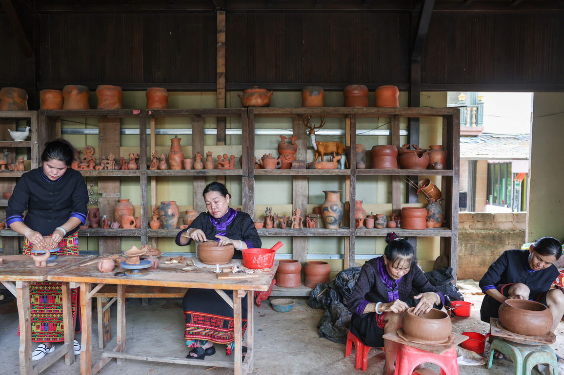 (HainanOutlook)CHINA-HAINAN-SANYA-LI ETHNIC GROUP-POTTERY (CN)