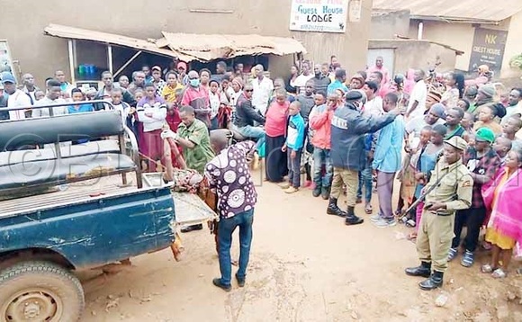 Abakuumaddembe nga batwala omulambo gw'omukazi eyattiddwa. Abakuumaddembe nga batwala omulambo gw'omukazi eyattiddwa.