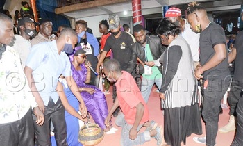 Abantu nga bagenda ewa Nabbi omukazi okubasabira. Abantu nga bagenda ewa Nabbi omukazi okubasabira.