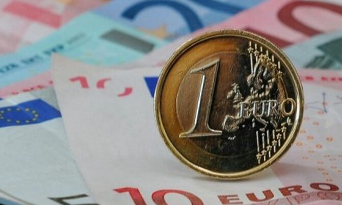 Euro advances as Macron heads for huge majority Euro advances as Macron heads for huge majority