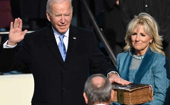 Joe Biden ng'alayira nga pulezidenti wa Amerika owa 46. Joe Biden ng'alayira nga pulezidenti wa Amerika owa 46.