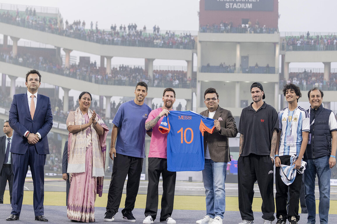 Jay Shah presents Indian Cricket Team jersey to Messi