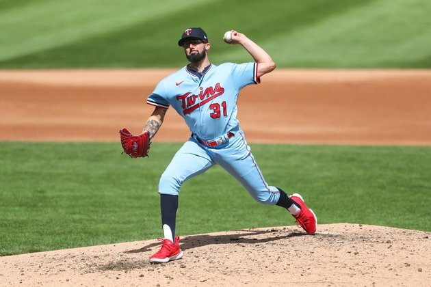 Twins add LHP Devin Smeltzer to face Guardians