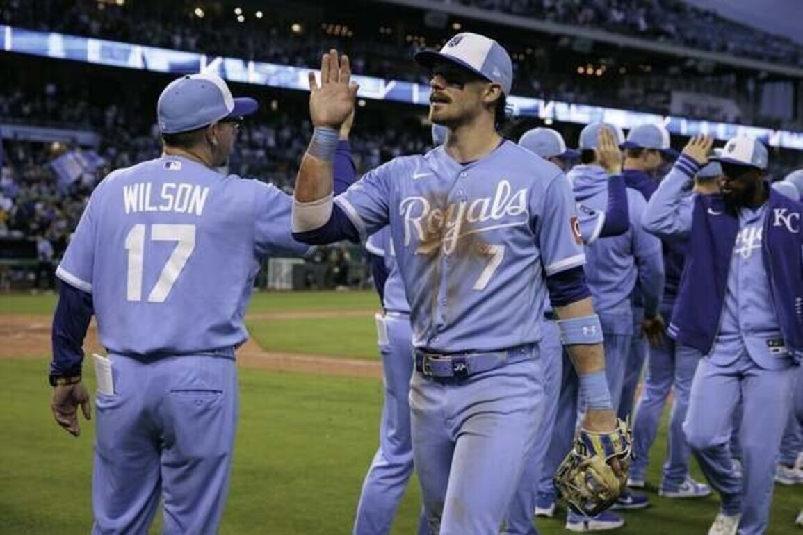 Red-hot Royals chase series sweep of tumbling Tigers