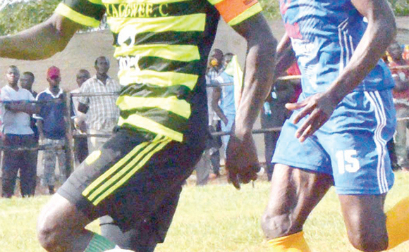 Kapiteeni wa Kyaggwe, Jackson Ssemugabi (ku kkono) ng'asala Richard Kakumba owa Butambala. Kapiteeni wa Kyaggwe, Jackson Ssemugabi (ku kkono) ng'asala Richard Kakumba owa Butambala.