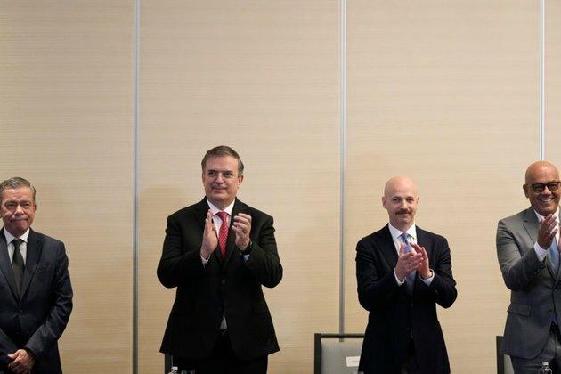 Venezuela&#039;s Government, Opponents Resume Talks; US Eases Sanction