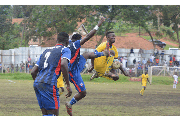 Joakim Ojera (ku ddyo) owa URA ng'attunka ne Yayo Lutimba owa Villa (ku kkono). Joakim Ojera (ku ddyo) owa URA ng'attunka ne Yayo Lutimba owa Villa (ku kkono).