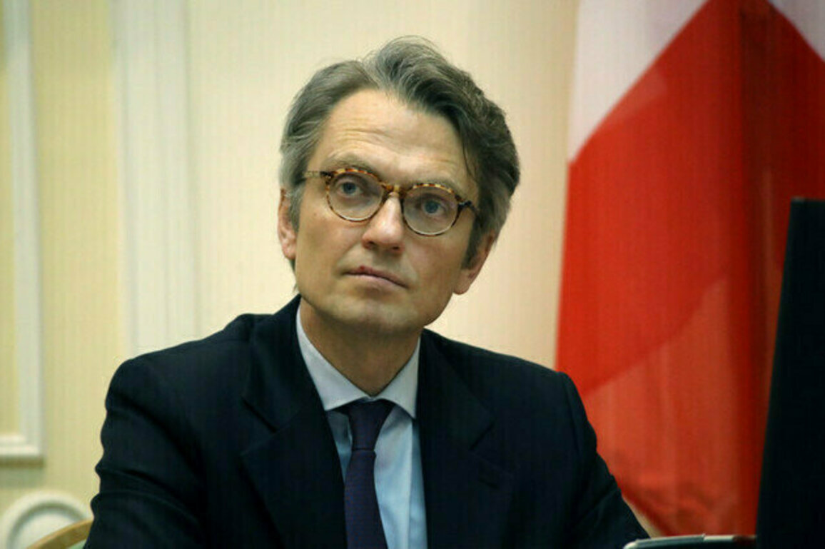 Top Swedish official quits over explicit photo leak