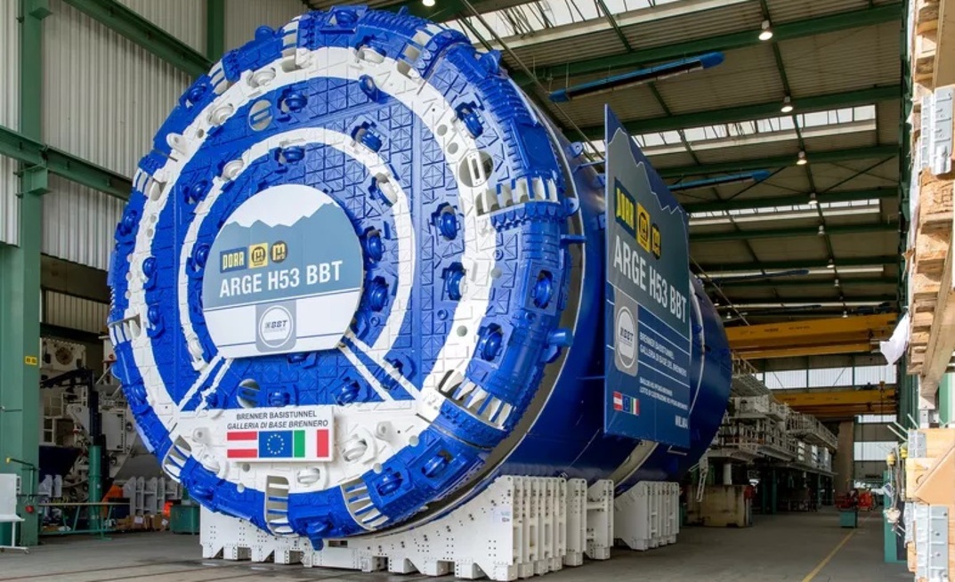  The new Herrenknecht Double Shield for the Brenner Base Tunnel has a diameter of 10,370mm, a length of around 183m and weighs a total of around 2700t 
