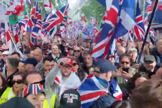 Massive crowds gather in London for anti-immigration march 