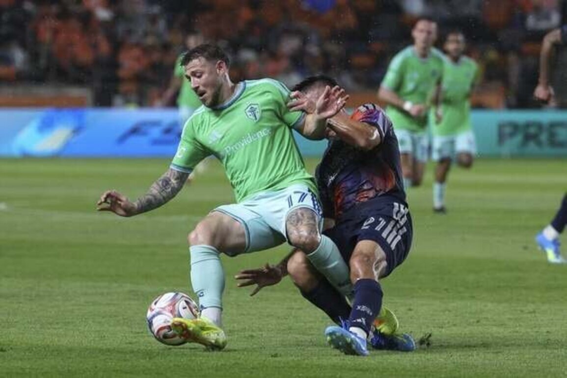 Paul Rothrock's late goal lifts Sounders over Dynamo