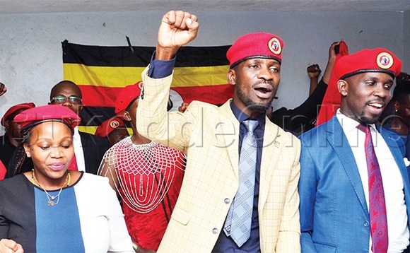 Bobi wine(wakati), Ssennyonyi (ku ddyo) n’aba People Power oluvannyuma lw’okwogerako ne bannamawulire. Bobi wine(wakati), Ssennyonyi (ku ddyo) n’aba People Power oluvannyuma lw’okwogerako ne bannamawulire.
