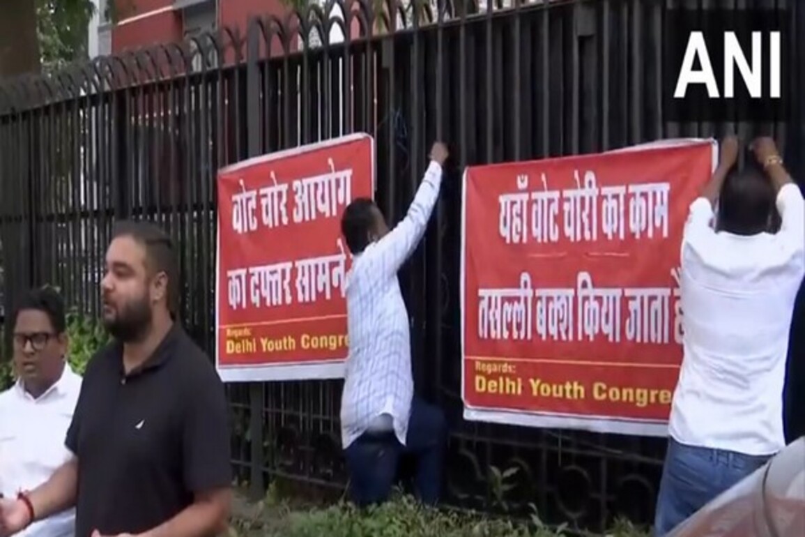 Delhi Youth Congress put up "vote chori commission" banners outside Election Commission Office in Delhi