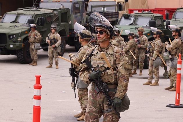 (SpotNews)U.S.-CALIFORNIA-LOS ANGELES-NATIONAL GUARD-PROTESTERS-CLASH