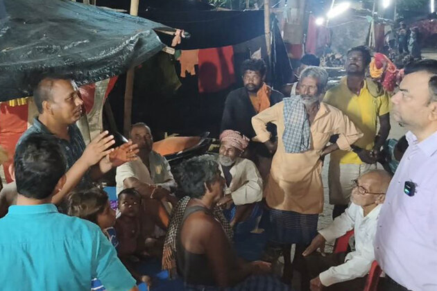 Bhagalpur Secretary in-charge conducts surprise inspection of relief camps amid Bihar floods
