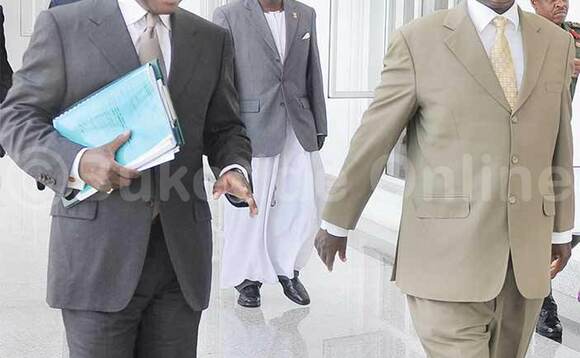 Kabaka (ku kkono) lwe yakyala mu maka g’Obwapulezidenti e Ntebe. Kabaka (ku kkono) lwe yakyala mu maka g’Obwapulezidenti e Ntebe.