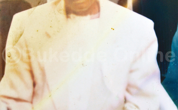 Omugenzi Sekiriwo na kati abaana ababonereza nga basobezza. Omugenzi Sekiriwo na kati abaana ababonereza nga basobezza.