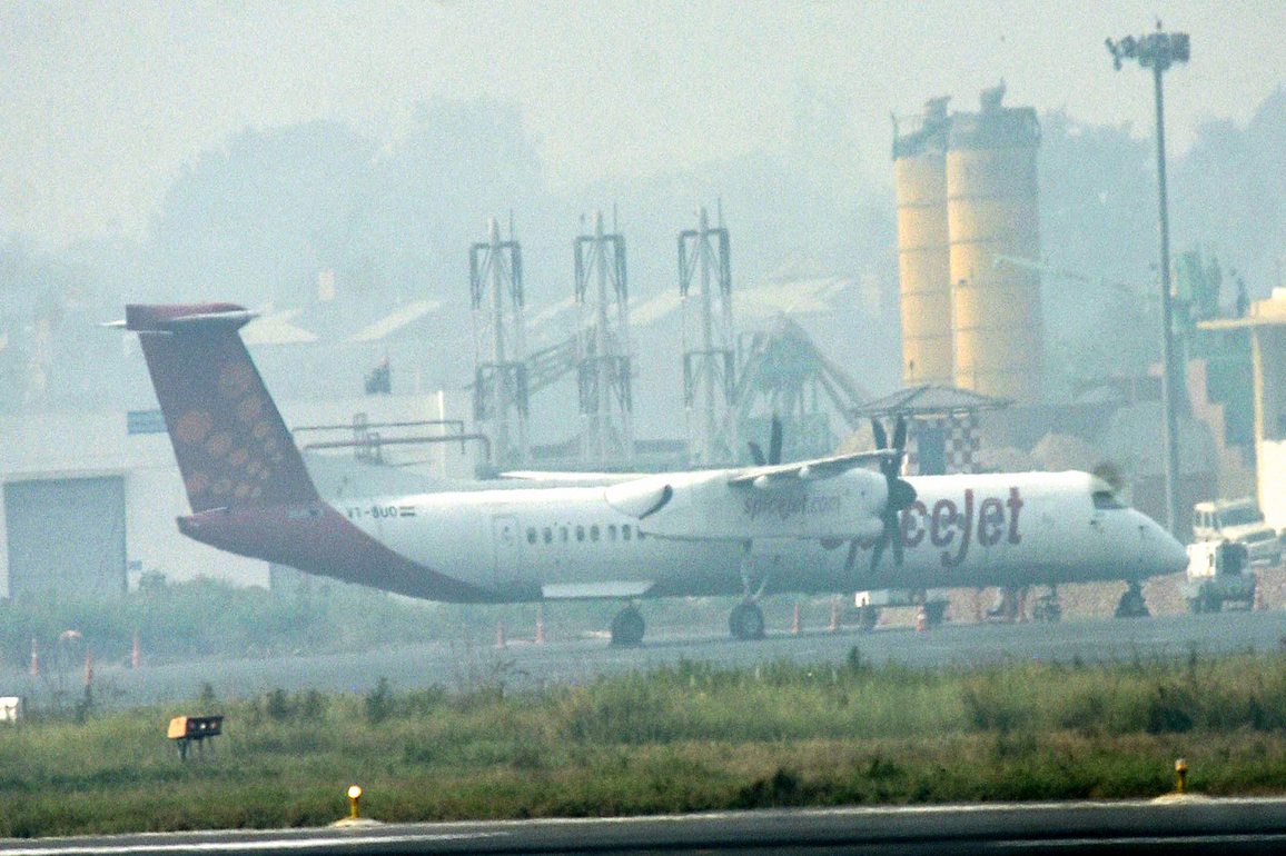 SpiceJet flight from Mumbai to Kolkata makes emergency landing after engine failure