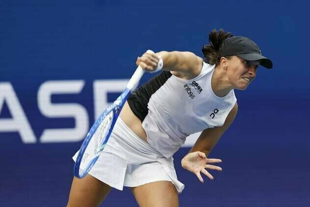 WTA roundup: Iga Swiatek starts strong at WTA Finals