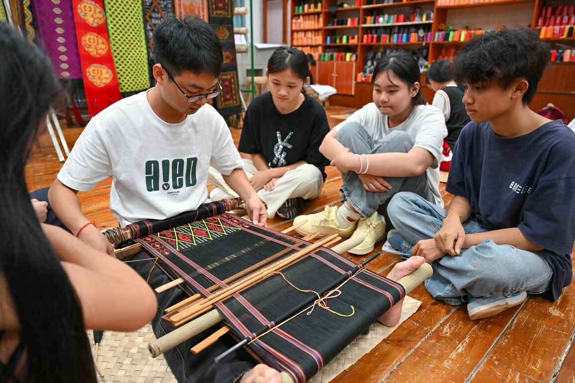 (HainanOutlook)CHINA-HAINAN-WUZHISHAN-SCHOOL-INTANGIBLE CULTURAL HERITAGE-CLASSES (CN)