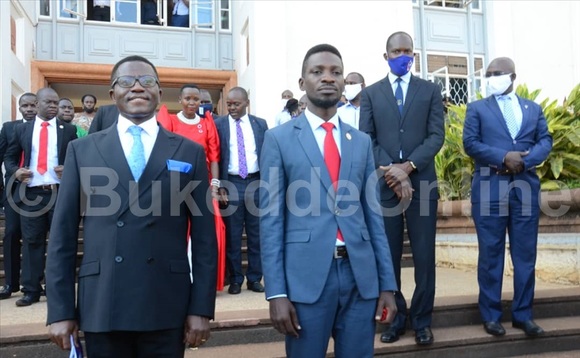 Katikkiro Charles Peter Mayiga ne Robert Kyagulanyi Ssentamu akulira NUP wamu n'abakungu b'e Mmengo ne bannabyafuzi abaawerekeddeko Kyagulanyi nga beekubisa ekifaanyi ekyawamu Katikkiro Charles Peter Mayiga ne Robert Kyagulanyi Ssentamu akulira NUP wamu n'abakungu b'e Mmengo ne bannabyafuzi abaawerekeddeko Kyagulanyi nga beekubisa ekifaanyi ekyawamu