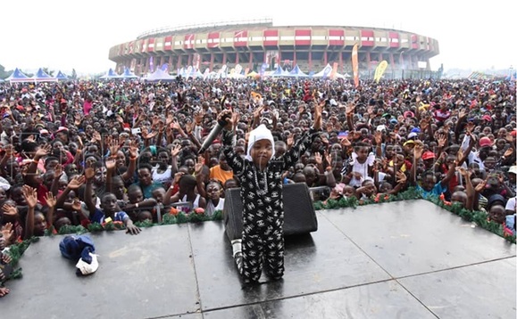 Frewsh Kid ng'akuba abato omuziki ku Toto Xmas Festival e Namboole Frewsh Kid ng'akuba abato omuziki ku Toto Xmas Festival e Namboole