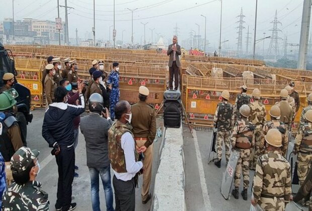 Delhi Police Commissioner visits Ghazipur border